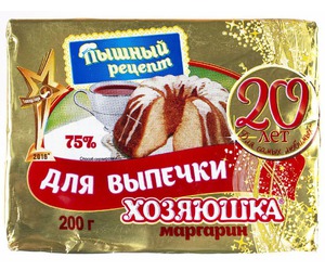 Девушка хозяйка с будочками. Маргарин сливочный нижегородский хозяюшка. Пирожок у девушки. Нижегородский маргарин хозяюшка. Девушка с выпечкой.